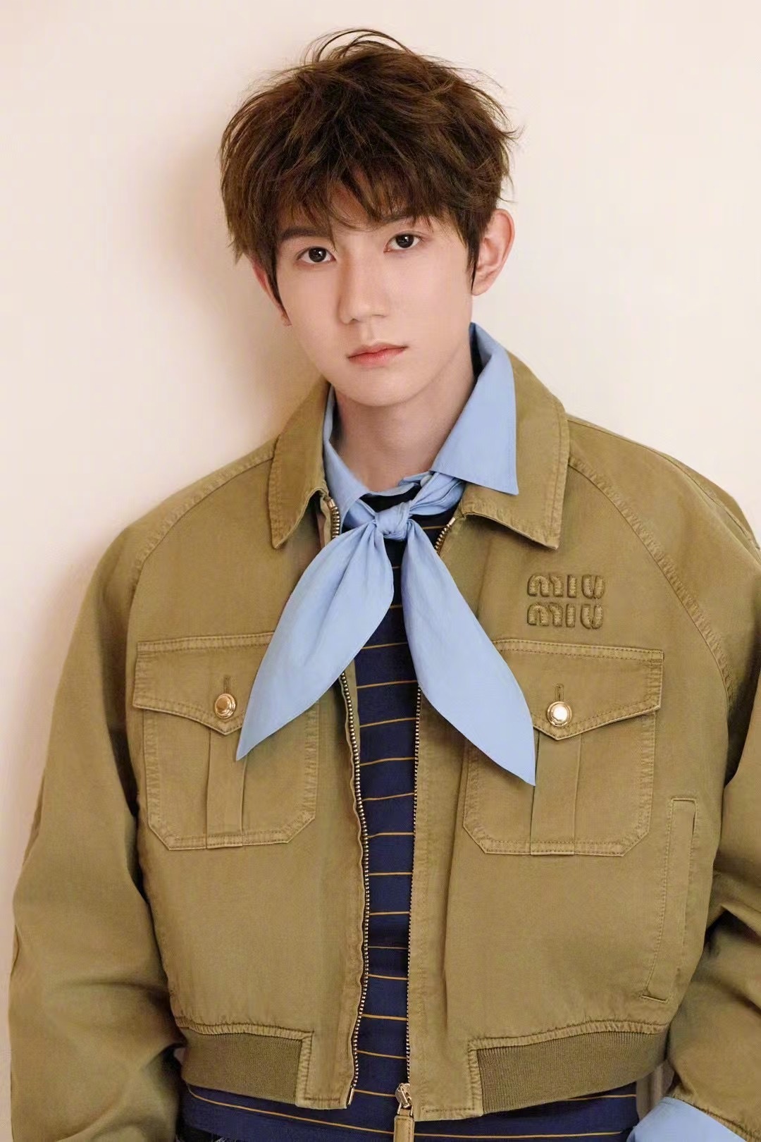 王源亮相Miu Miu 大秀造型预告，身穿品牌2025春夏系列，首次来巴黎看Mi