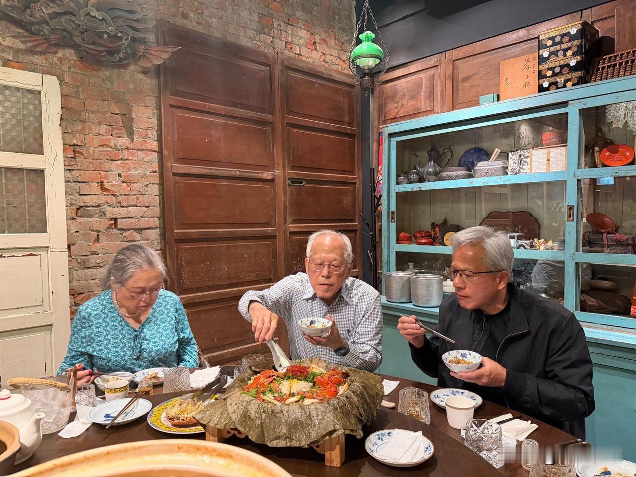 英伟达创始人黄仁勋和父母一起就餐的照片。没想到63岁的黄仁勋父母都还健在，目前他