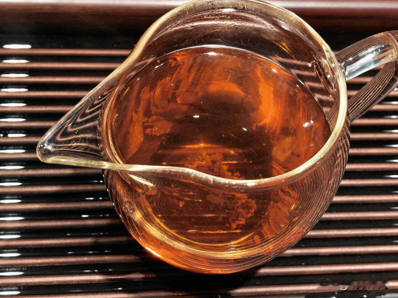 二十五年的紫大益生沱长这样！
今日外面大雨滂沱，我们几位茶友茶城安坐，共同品尝一