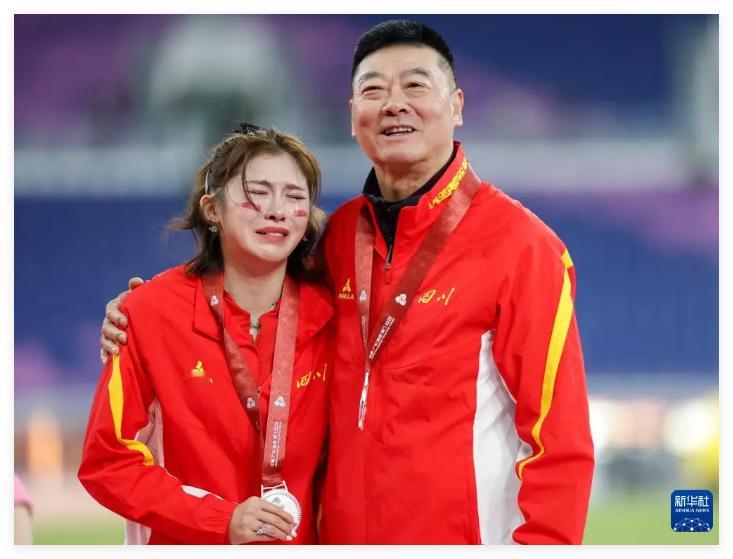 吴燕妮又哭了。这位四川女子跨栏名将，在昨晚全运会女子100米栏决赛中，获得亚军。