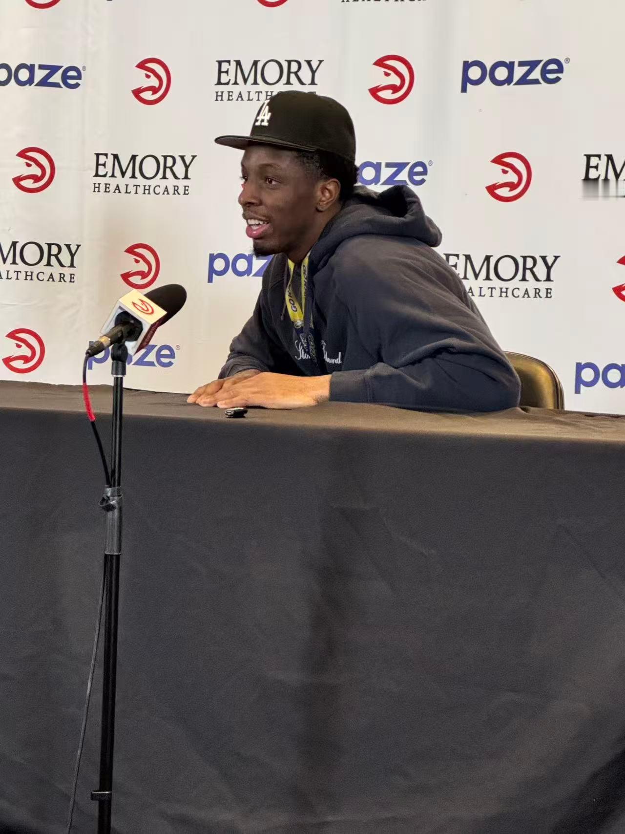 前方报道赢球后看起来心情大好的奥孔古chinahawks // 亚特兰大老鹰