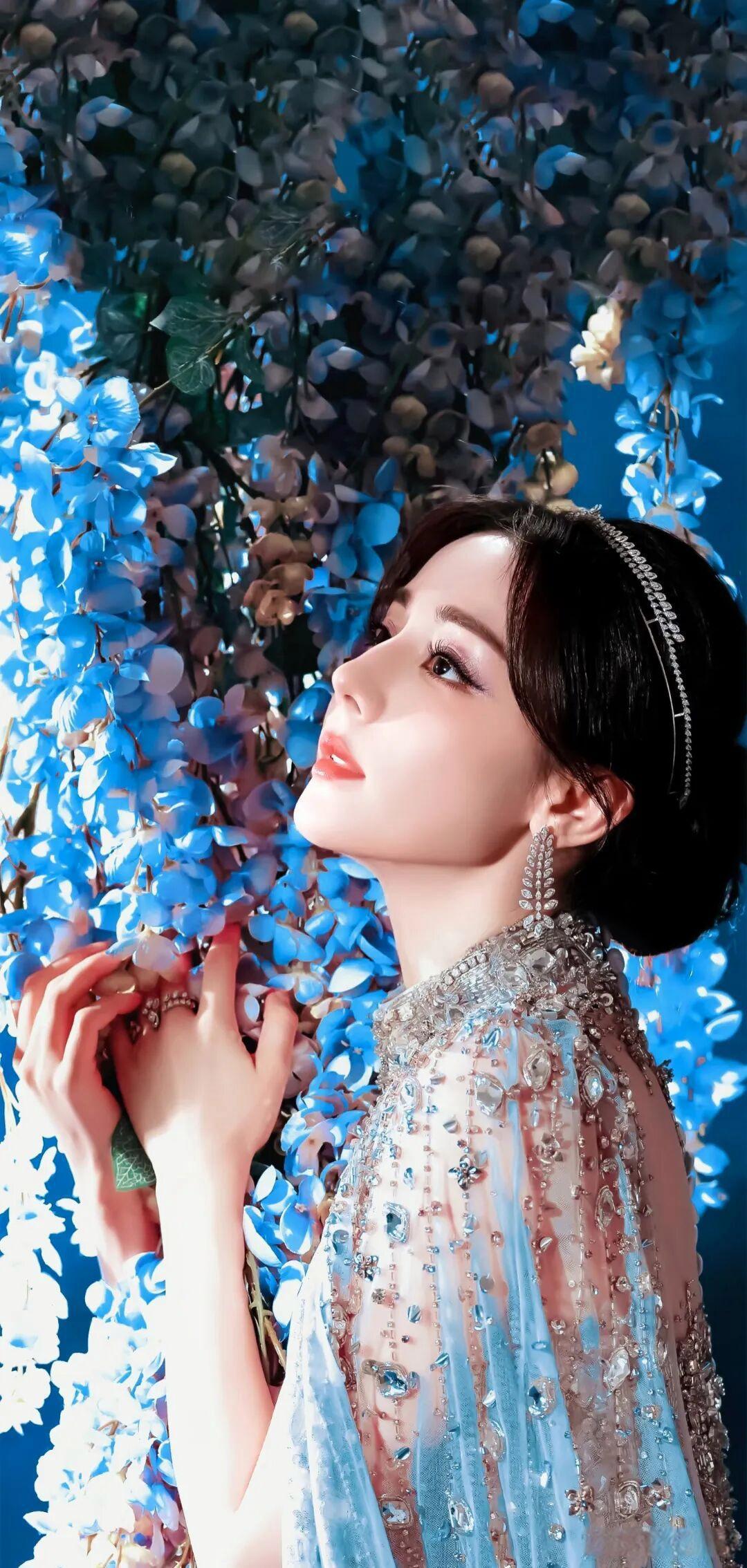 迪丽热巴蓝花背景造型美成仙 这颜值简直是人间精灵！ 