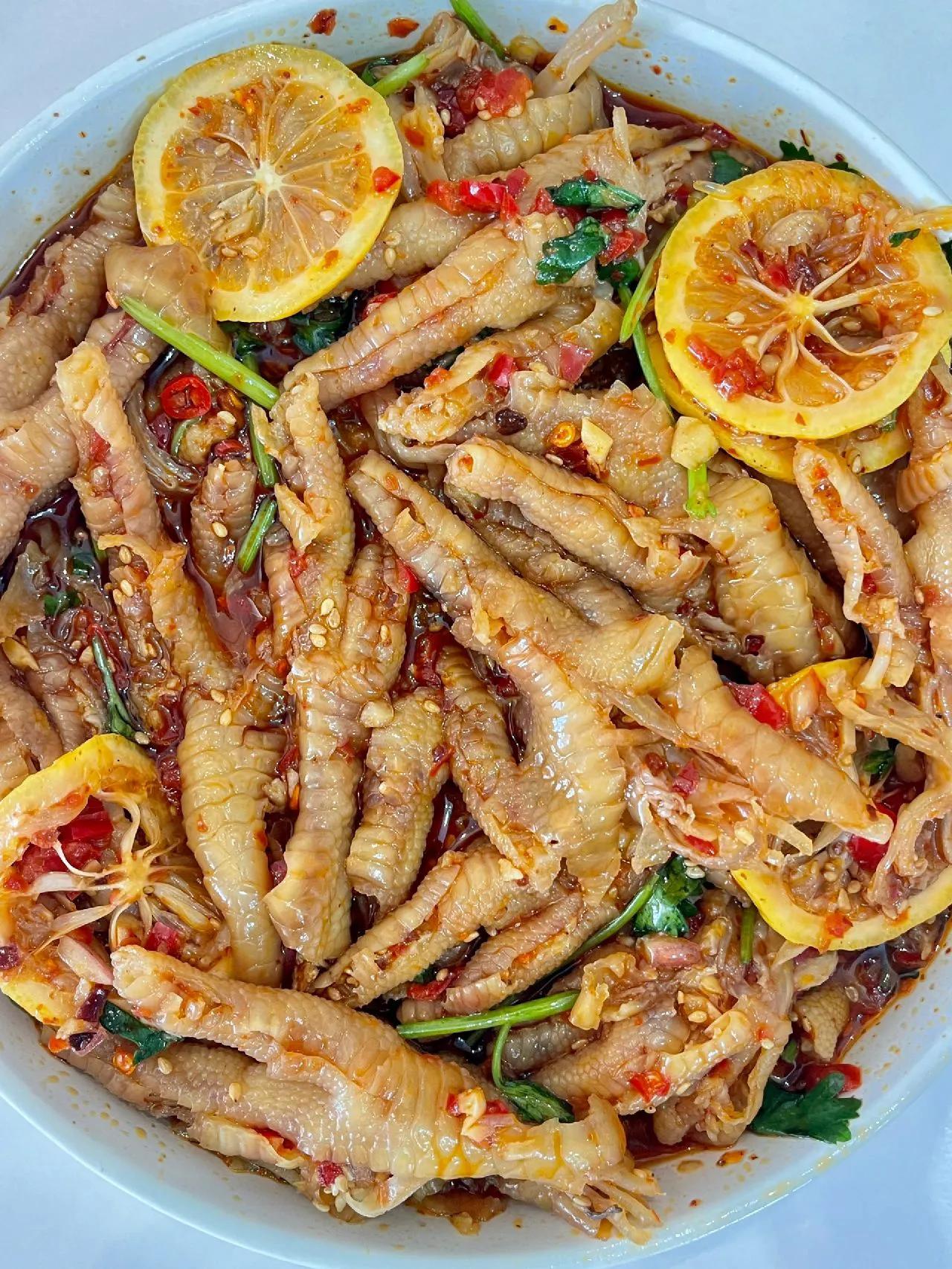 好吃到让你忍不住“哇塞”无骨鸡爪做法~
      这一口无骨鸡爪~吃下去实在是