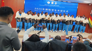 这是在欢迎外国留学生吗？
学校还专门举办了隆重的欢迎仪式？
果然清一色的全是来自