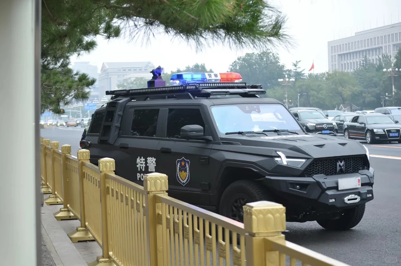 特殊车辆 猛士警车，这一台配的警灯很垃圾，但一圈照明灯很实用 