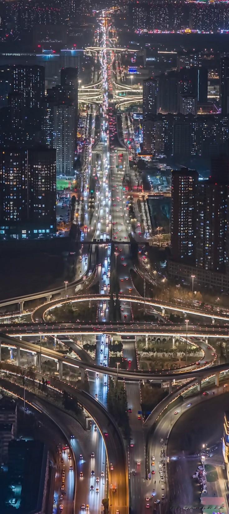 横平竖直！正南正北！你可以永远相信西安的道路规划和审美。

在西安，永远可以相信