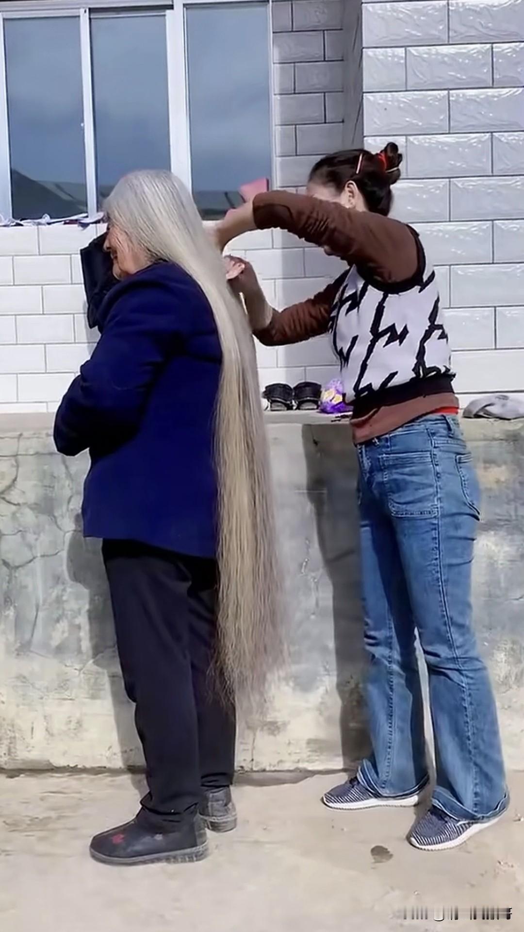 我更愿意称呼这位老奶奶为“美女”