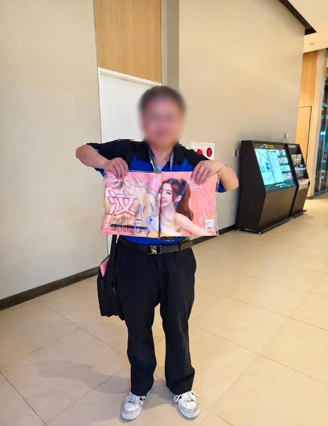 【台湾啦啦队成员棚拍遇袭 行凶男粉丝曾购百本写真集】52岁台湾男子付费参加啦啦队