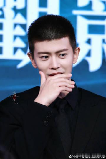 业内评价任嘉伦转型成功 何贤是现实厚重的角色！复杂多面扎根真实，任嘉伦的诠释精准