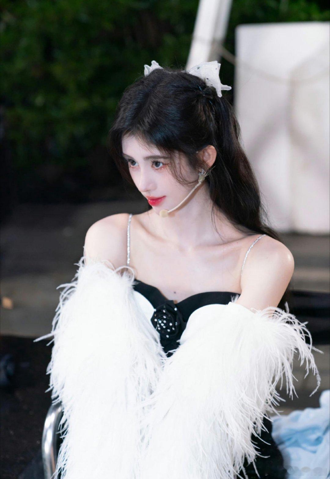 鞠婧祎真的给我一种明艳大明星的感觉在小说里就是大女主吧[泪][泪][泪] ​​​