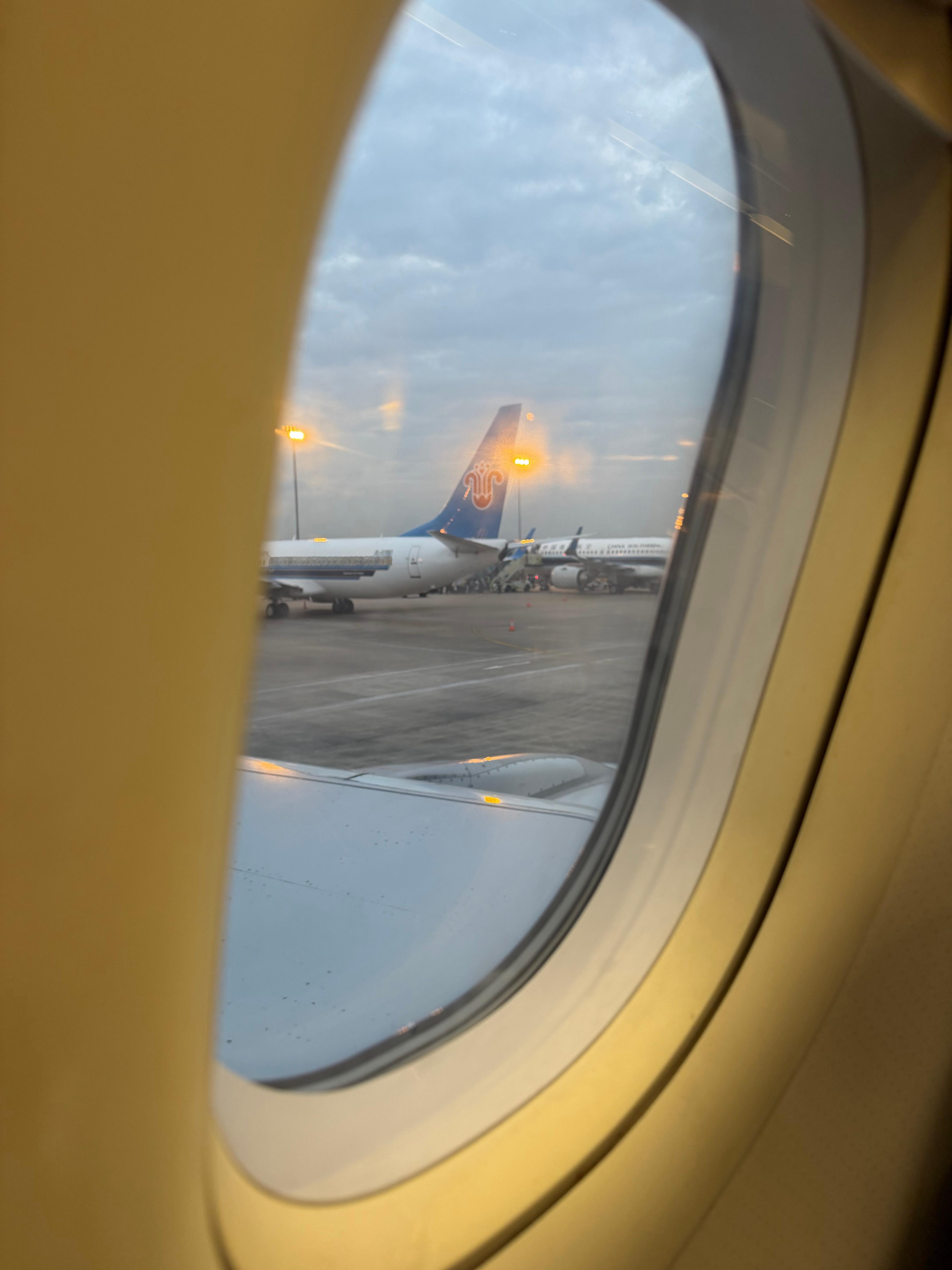 凌晨赶飞机的时候 我不太开心跟npy说这次在广州还没待够就又走了 而且很累 呆了