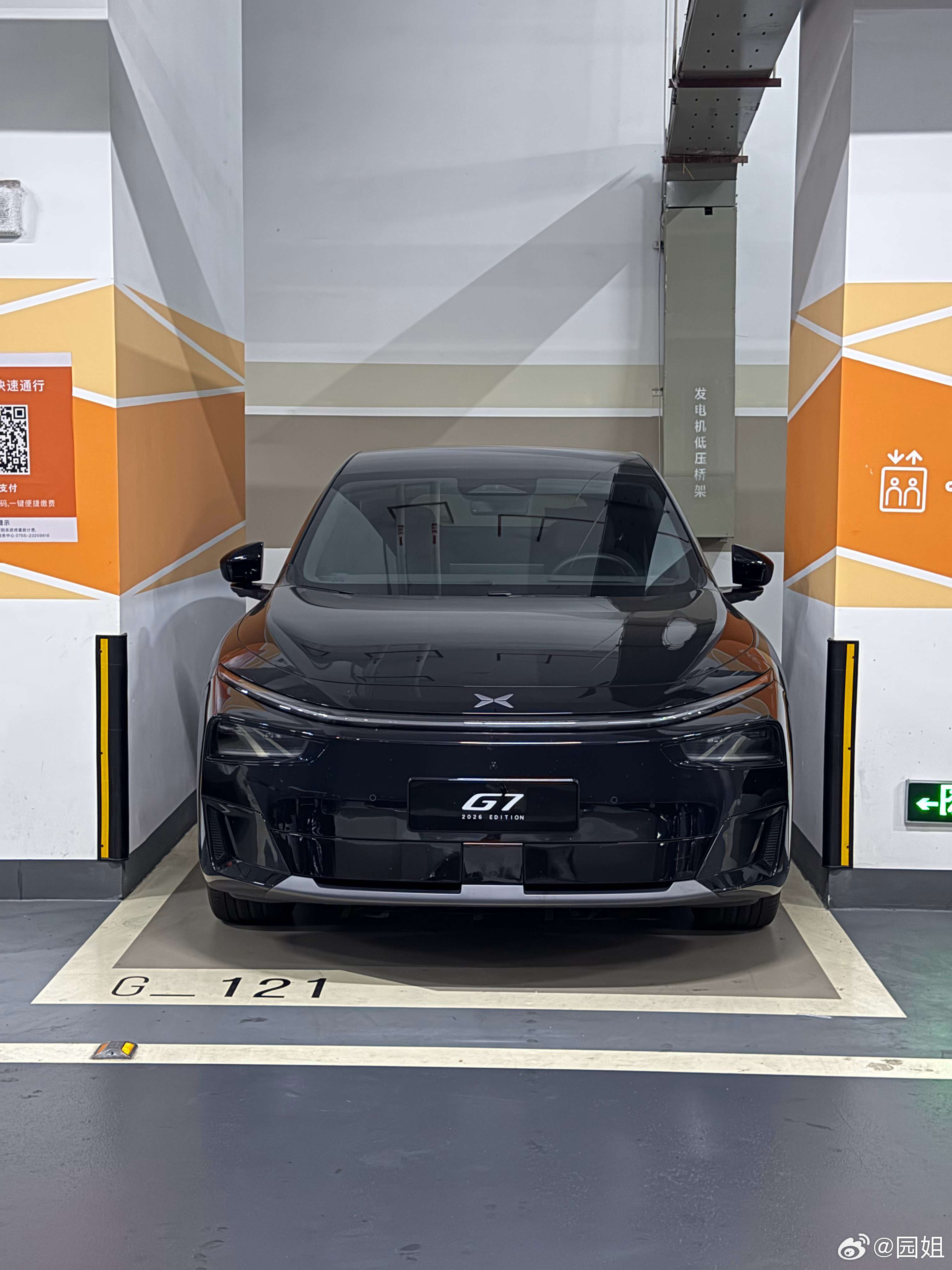 哈哈哈，有一台小鹏G7的优点来了，今晚回酒店转一圈，就一个停车位了，主要是这个车