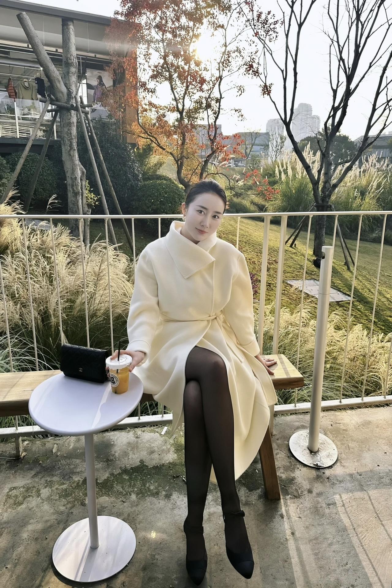 抓住秋天的尾巴，和阳光撞了个满怀✨
奶白色大衣裹满温柔，腰带一收把松弛感和利落都