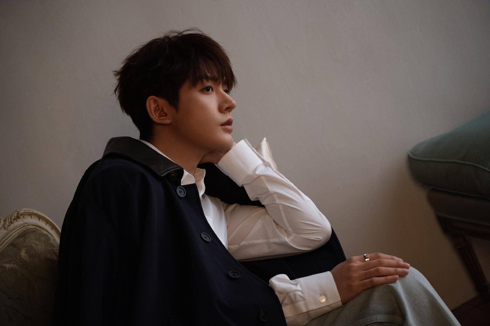 邓为侧拍花絮照 邓为侧拍花絮照🈶卡通灰毛衣搭黑色外套这身完全王子风浓颜系帅哥的