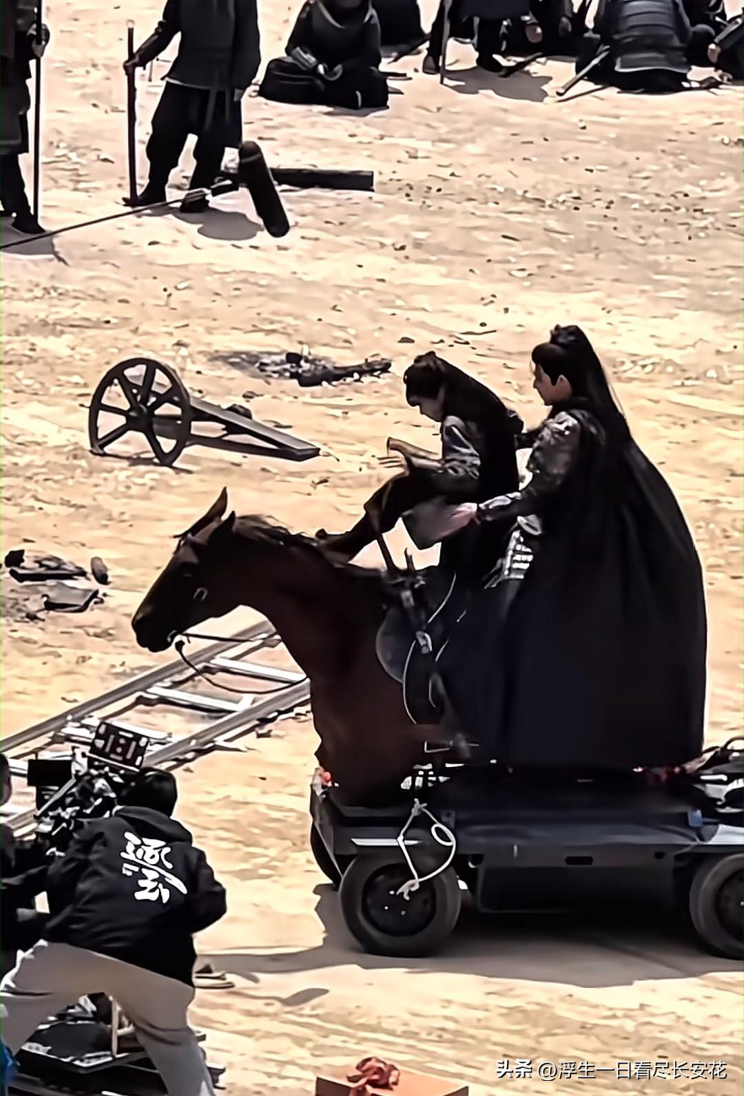 片场里演员骑在轨道车上的假马上拍戏，这场景看着滑稽，却藏着现在不用真马拍戏的诸多