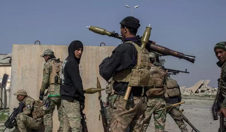 6日，叙利亚北部商业城市阿勒颇的临时政府军与库尔德武装力量叙利亚民主军（SDF）