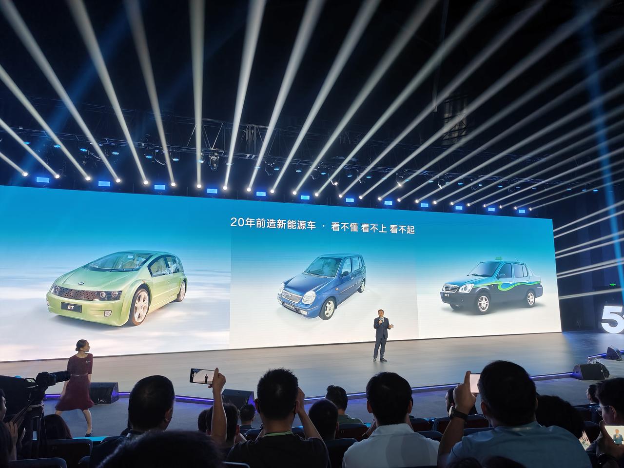 回首过去，谈到比亚迪造车，谈到中国品牌，谈到新能源，王传福哭了。