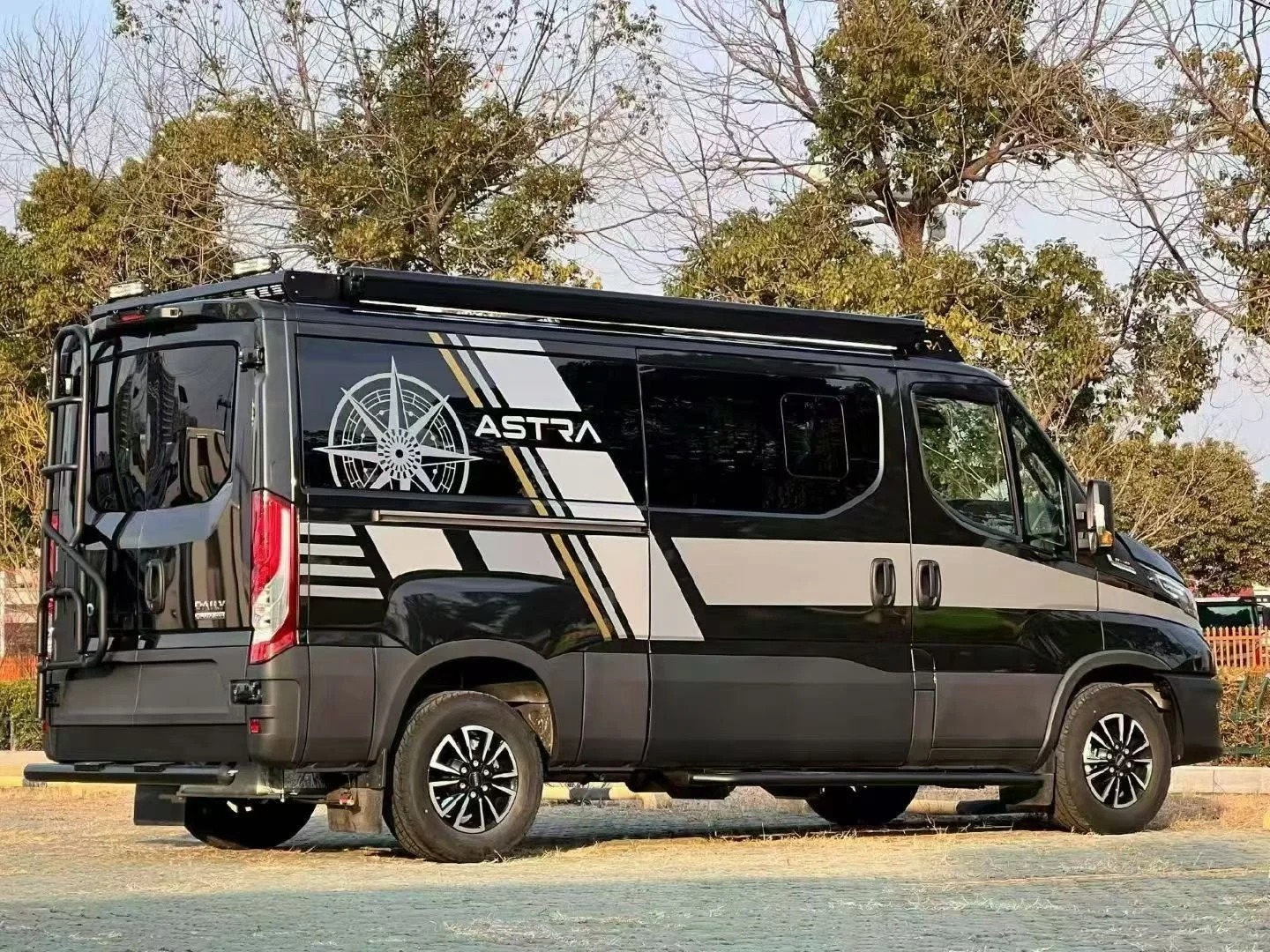 特殊车辆 短轴低顶的进口依维柯旅居车，内装倒是还行，比较欧式风格，不像很多品牌内