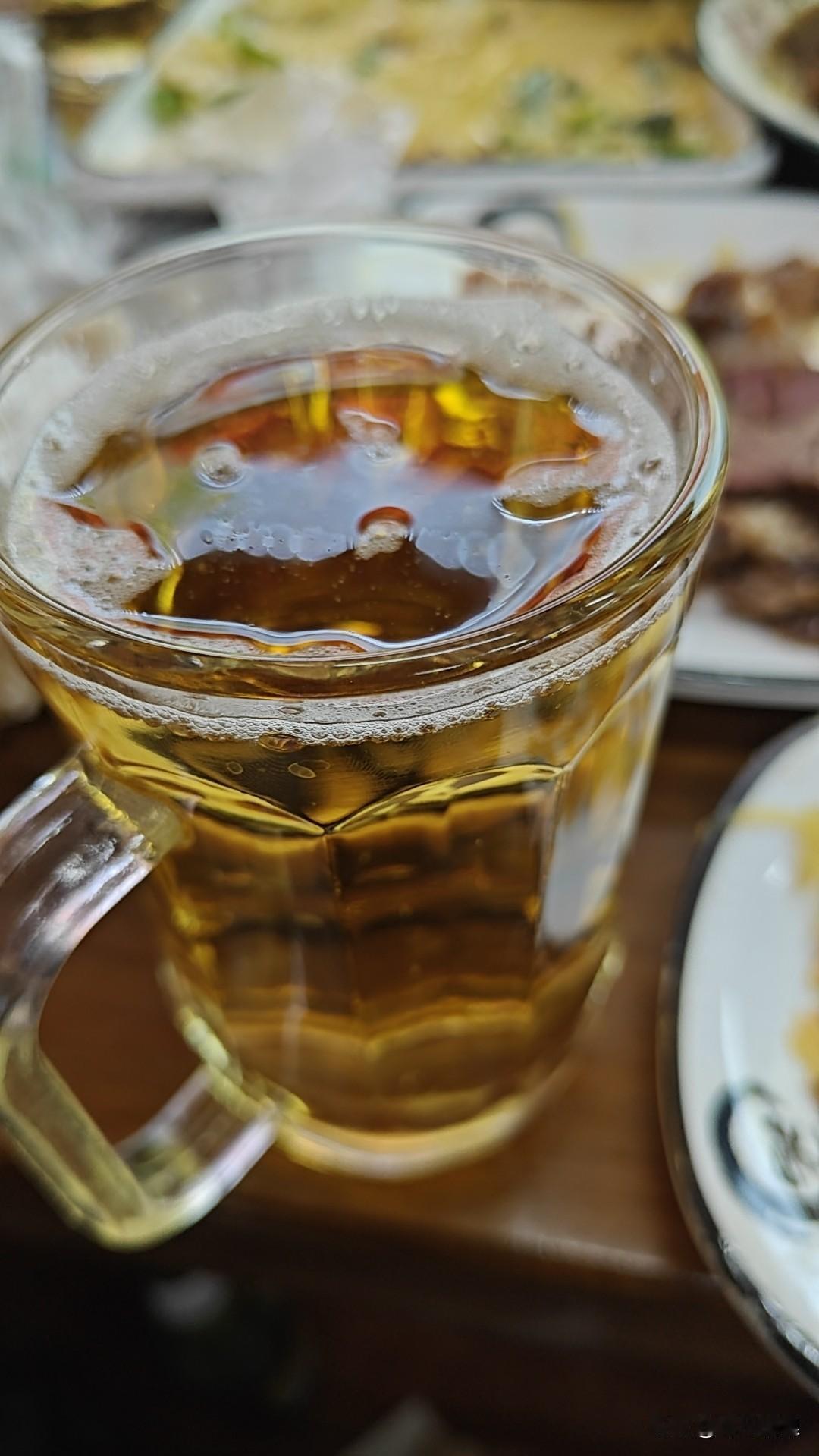 在山东有一斤酒的量什么场合也都能撑一下了！

临沂喝酒的规矩，主陪4口，副陪3口