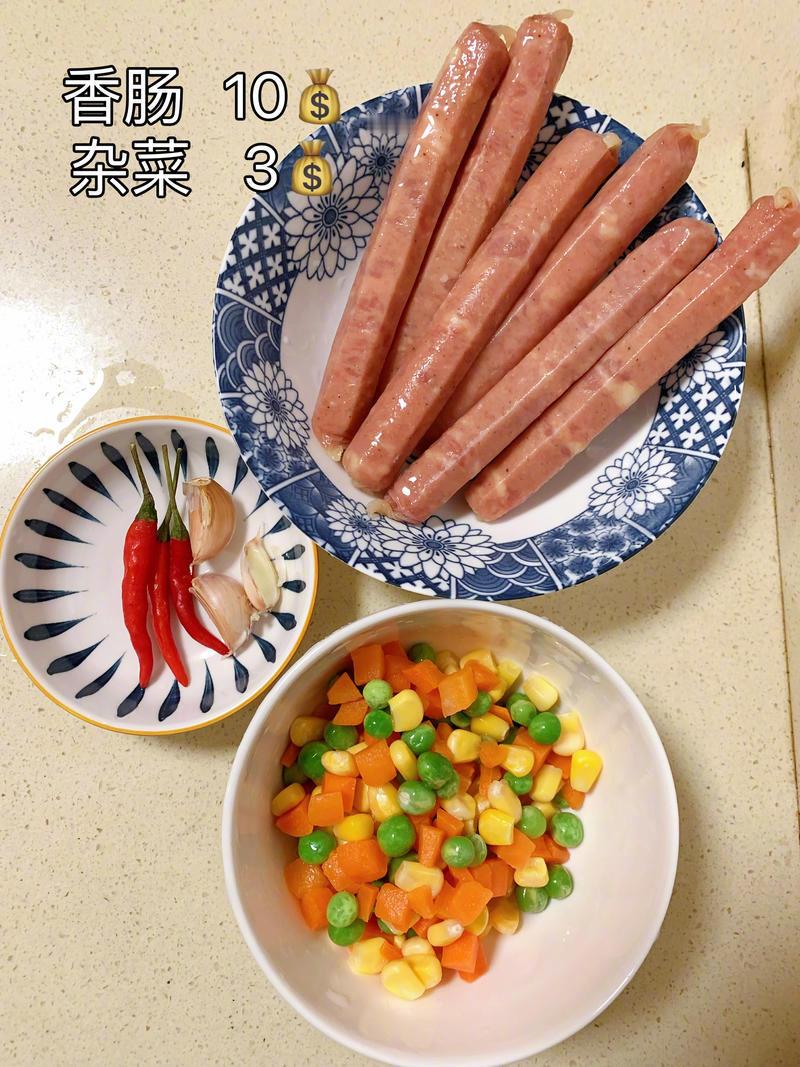 今天的菜谱就不给大家上难度了，一道香炒香肠给大家送上。香肠杂菜这些原材料准备好，
