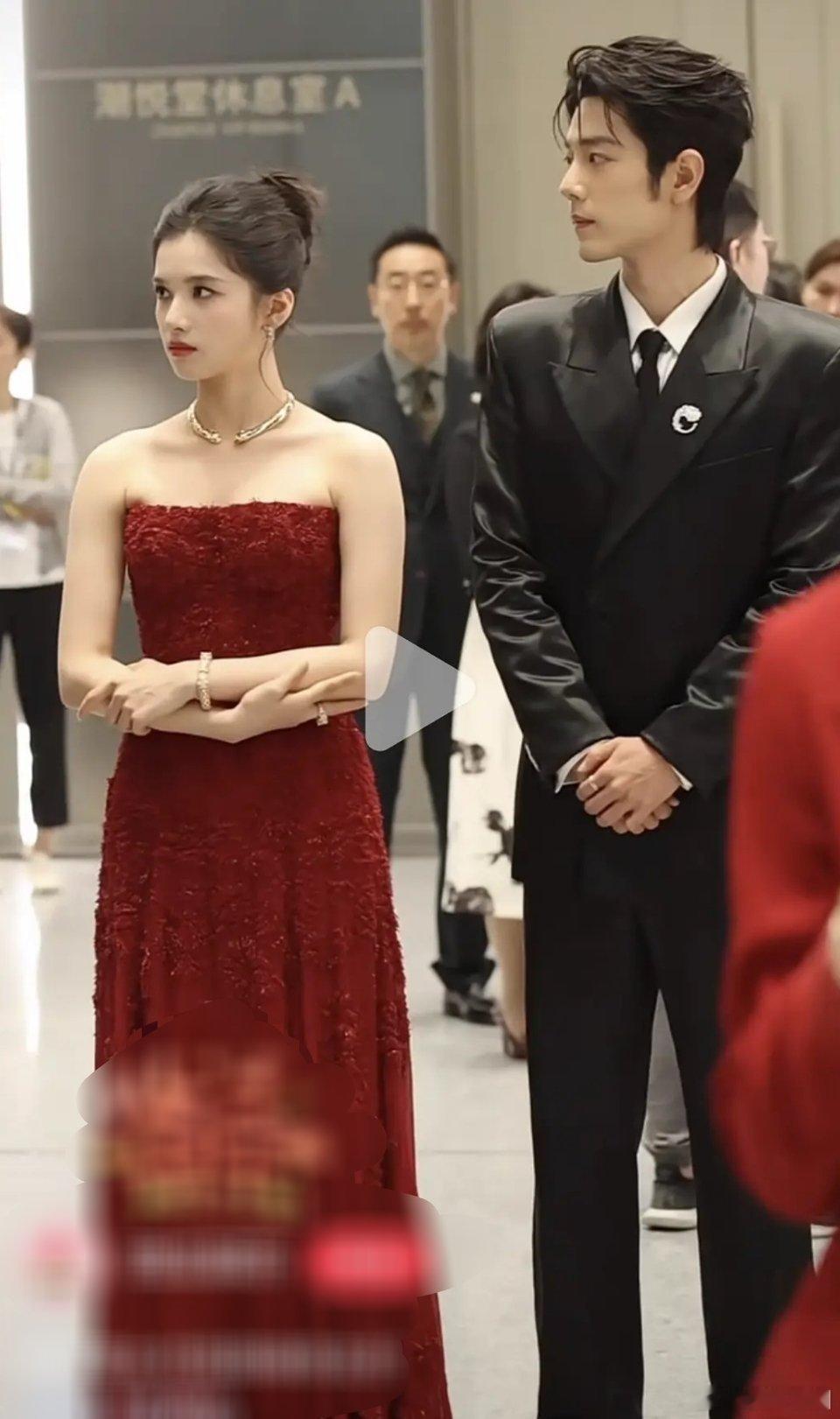 张婧仪怎么裹个红地毯就来了 