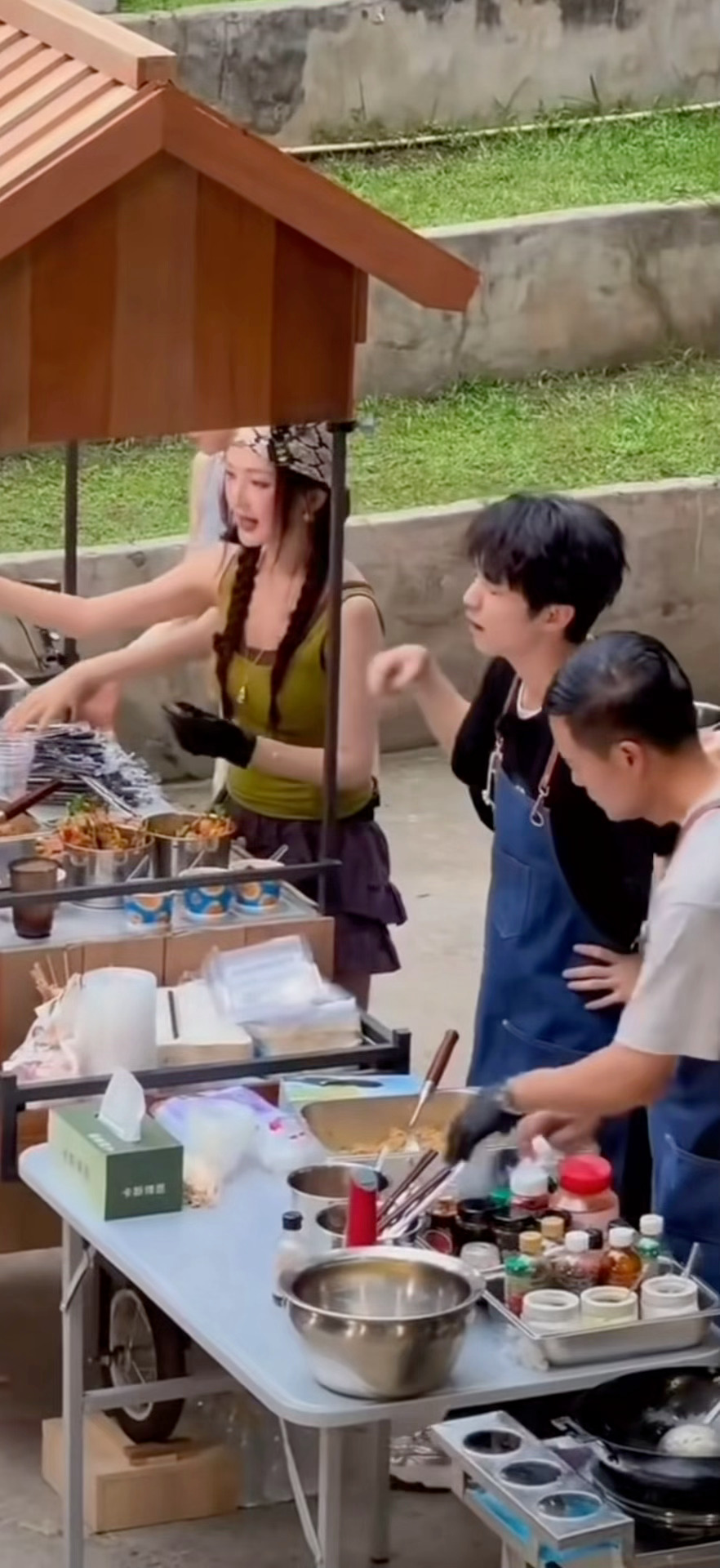 拍虫子打到手了  好惨这种感觉我经常体会  好疼的王俊凯 中餐厅10