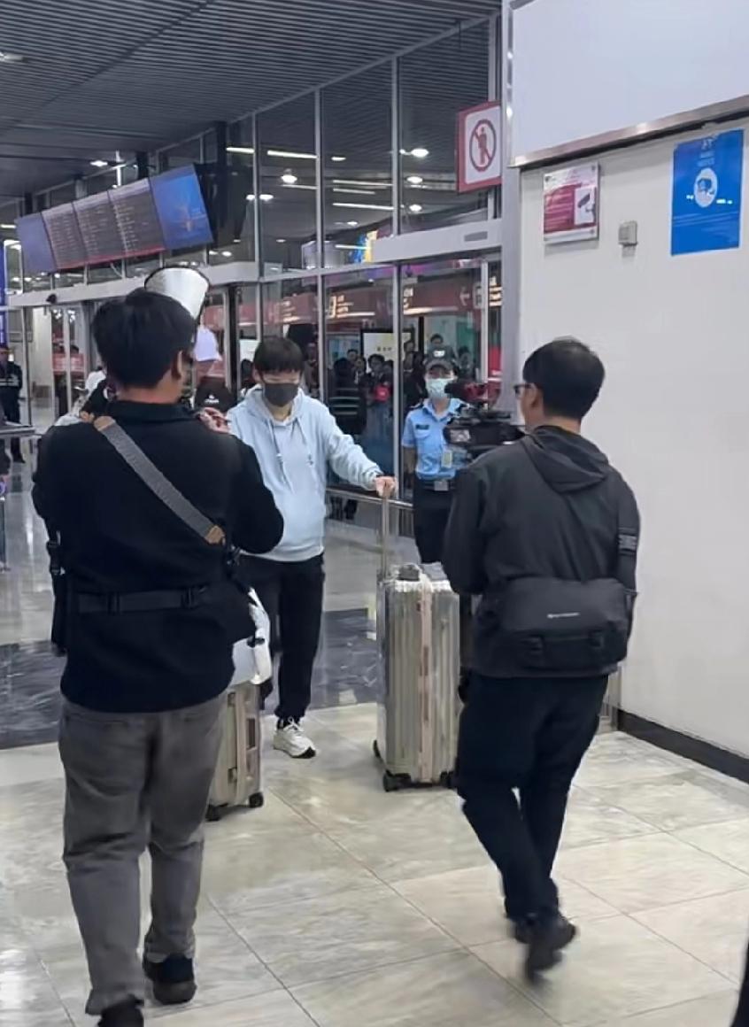 河北队到达澳门🇲🇴，
孙颖莎来了。
河北教练杨广弟带领一众得力干将，
看看小