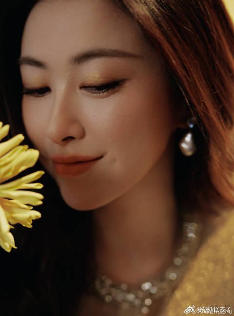 朱珠好绝的妈咪气质 以前觉得朱珠是高高在上的女神，现在看她骑共享单车接娃，才发现