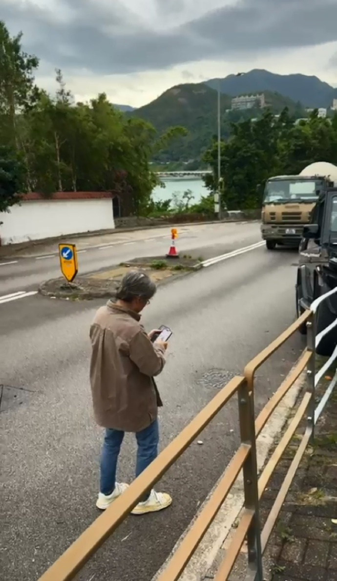 今日中午12时04分，陈可辛导演驾驶越野车在香港沿香岛道东行时，为躲避突然冲出的
