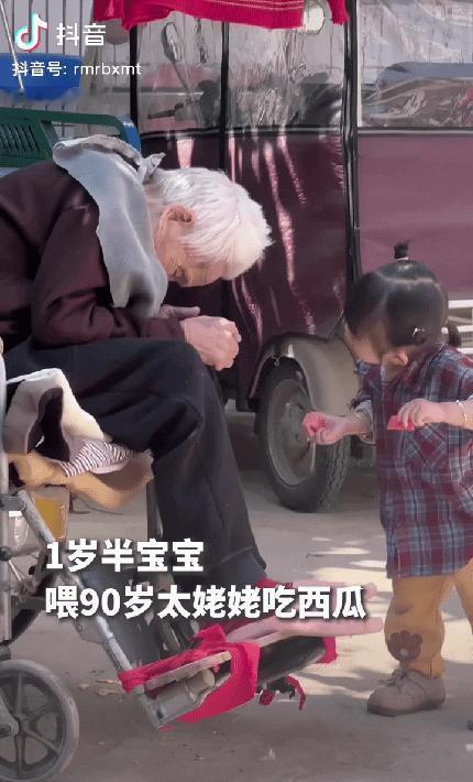 很多人都说，现在的孩子被宠坏了，自私、任性、不懂感恩。可河南安阳这个1岁半的小娃