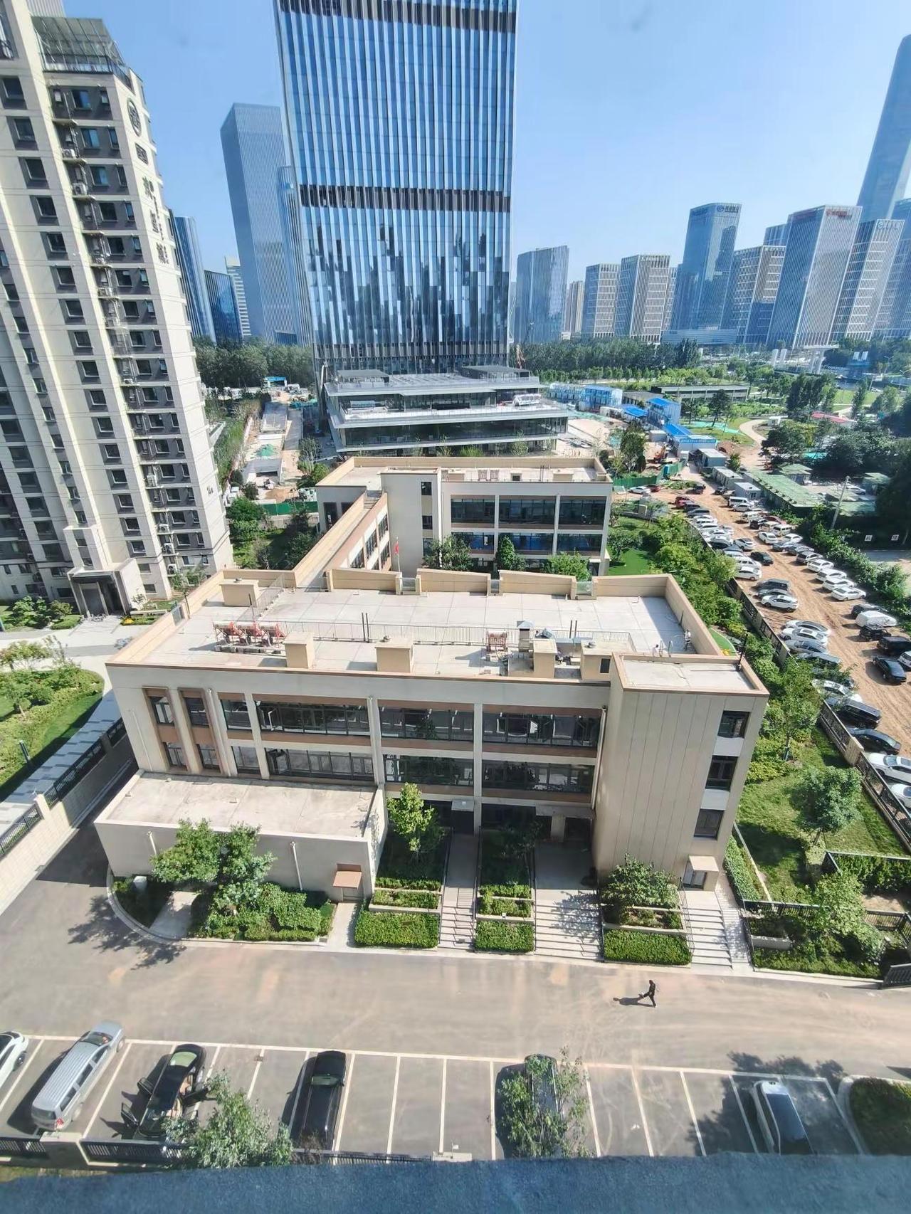 这是银丰玖玺城四期配建的幼儿园，今年启用！位于玖玺城四期融和府西南角！今年长岭山