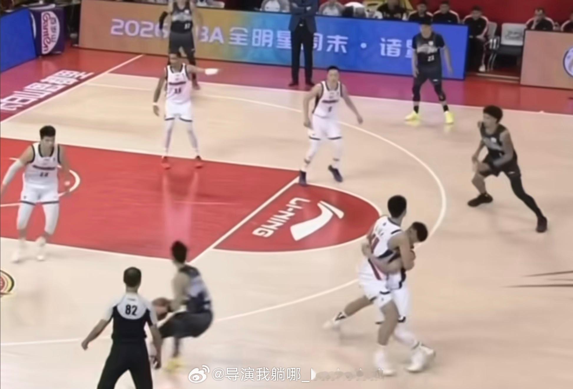 百思不得其解，姜伟泽在旁边投篮，他俩抱在一起干嘛？cba