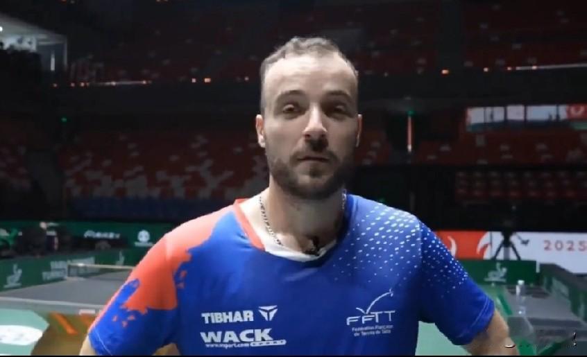 很多人惊讶西蒙这次采访，
中文居然说的这么溜！

因为他本来就是中国女婿，
他媳