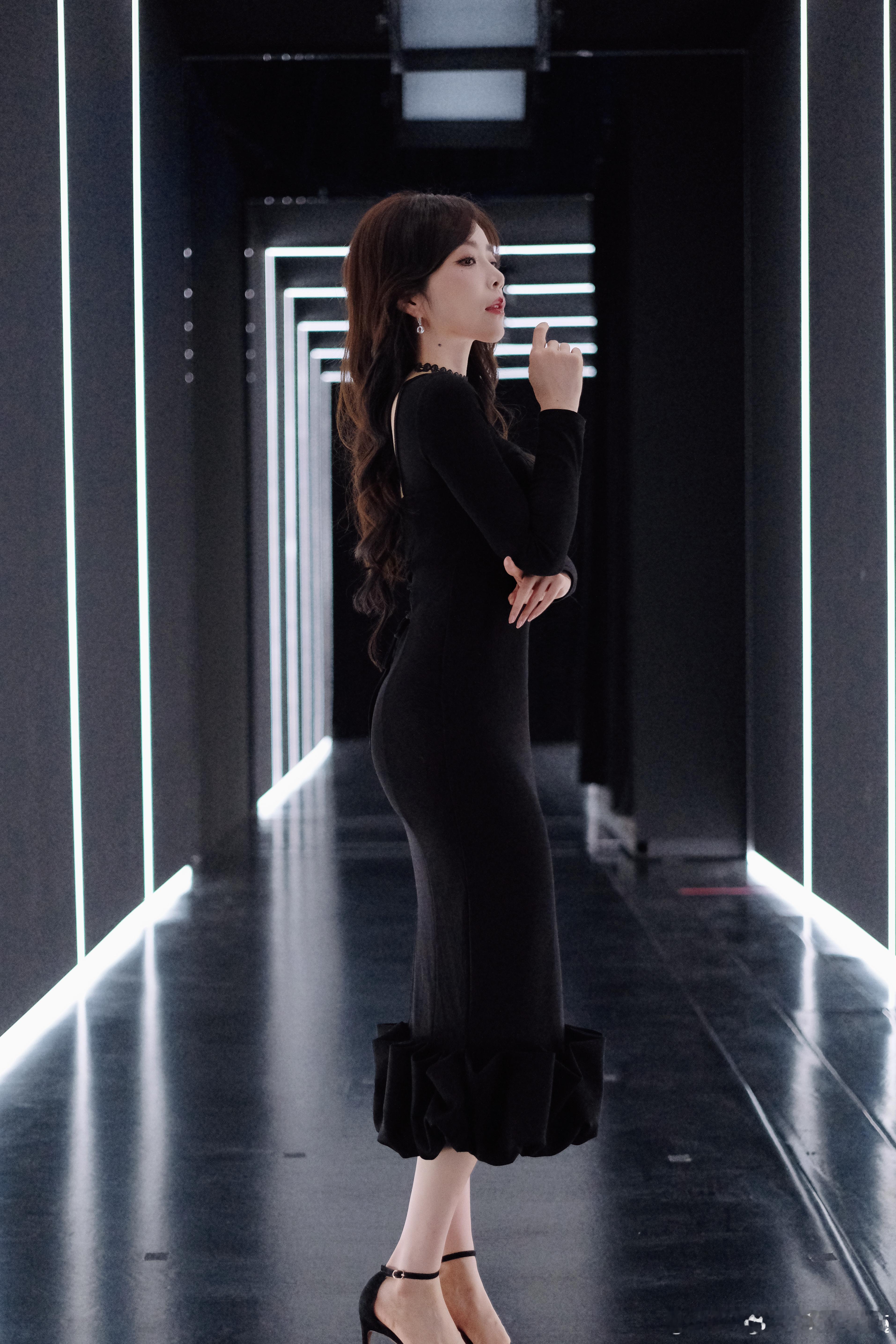 余霜最新主持照阿姨风韵犹存呀 