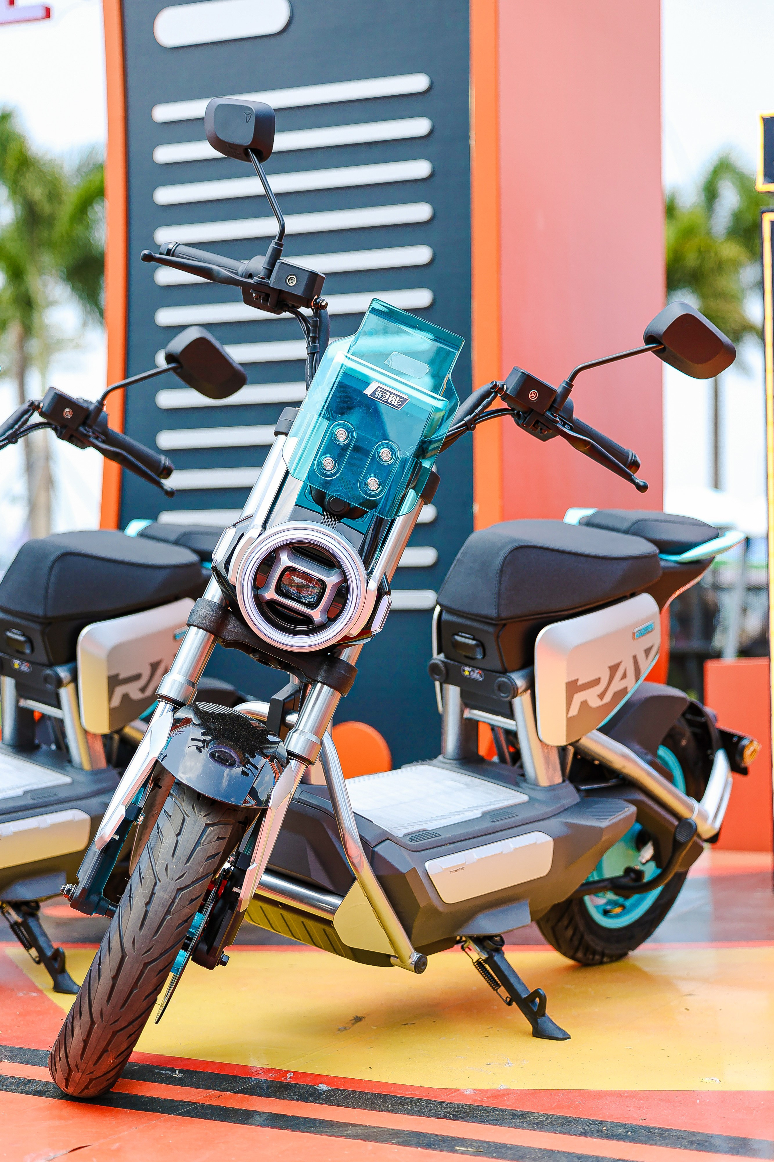 雅迪今天的发布会大家看了吗。雅迪品牌全球代言人王鹤棣+雅迪冠能白鲨II首批用户影