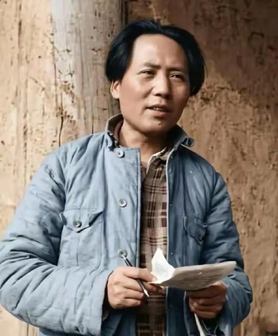 毛泽东有一个只有湖南人能理解的怪癖：嚼茶叶。毛泽东的卫士透露：他晚年很喜欢当晚泡