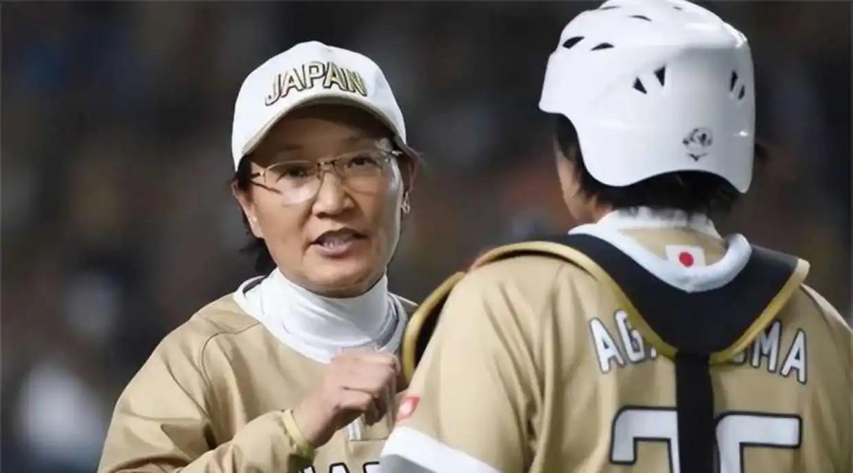 “我放弃中国国籍，成为一名日本人，就是为了打败中国队”，而她的父亲则公开回应：“