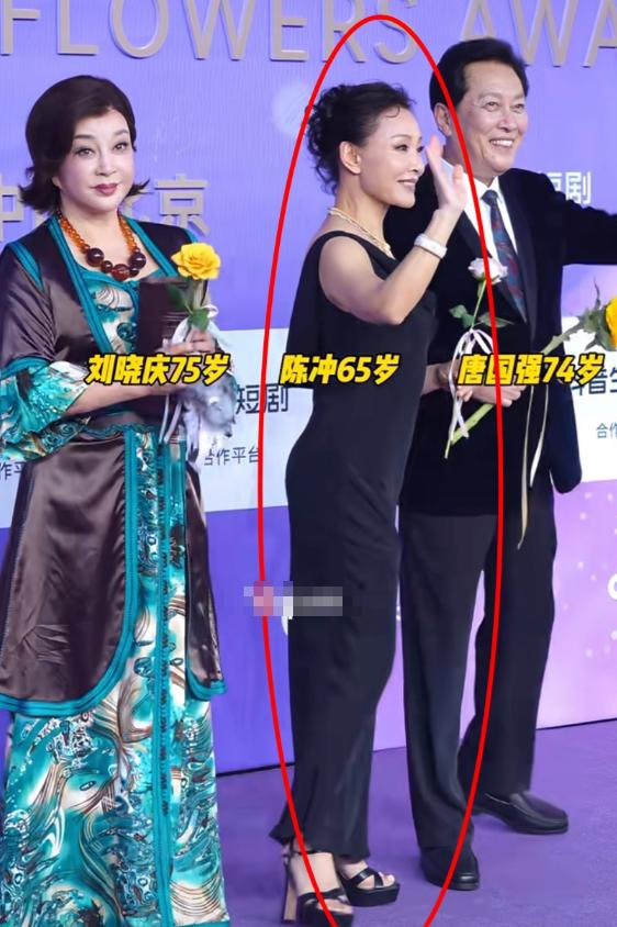 一个人的嘴巴或许会说谎，但她的身体语言可一点都藏不住。
 
75岁的刘晓庆、74