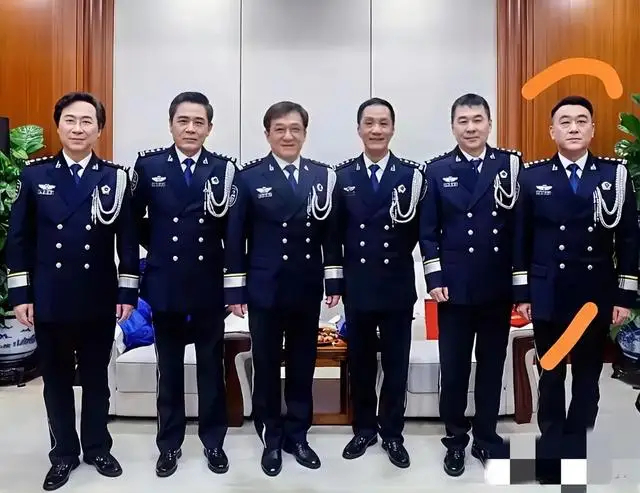 陈宝国虽然不是最帅气 却是最有气质的 就是不知道陈建斌右边的是谁 
