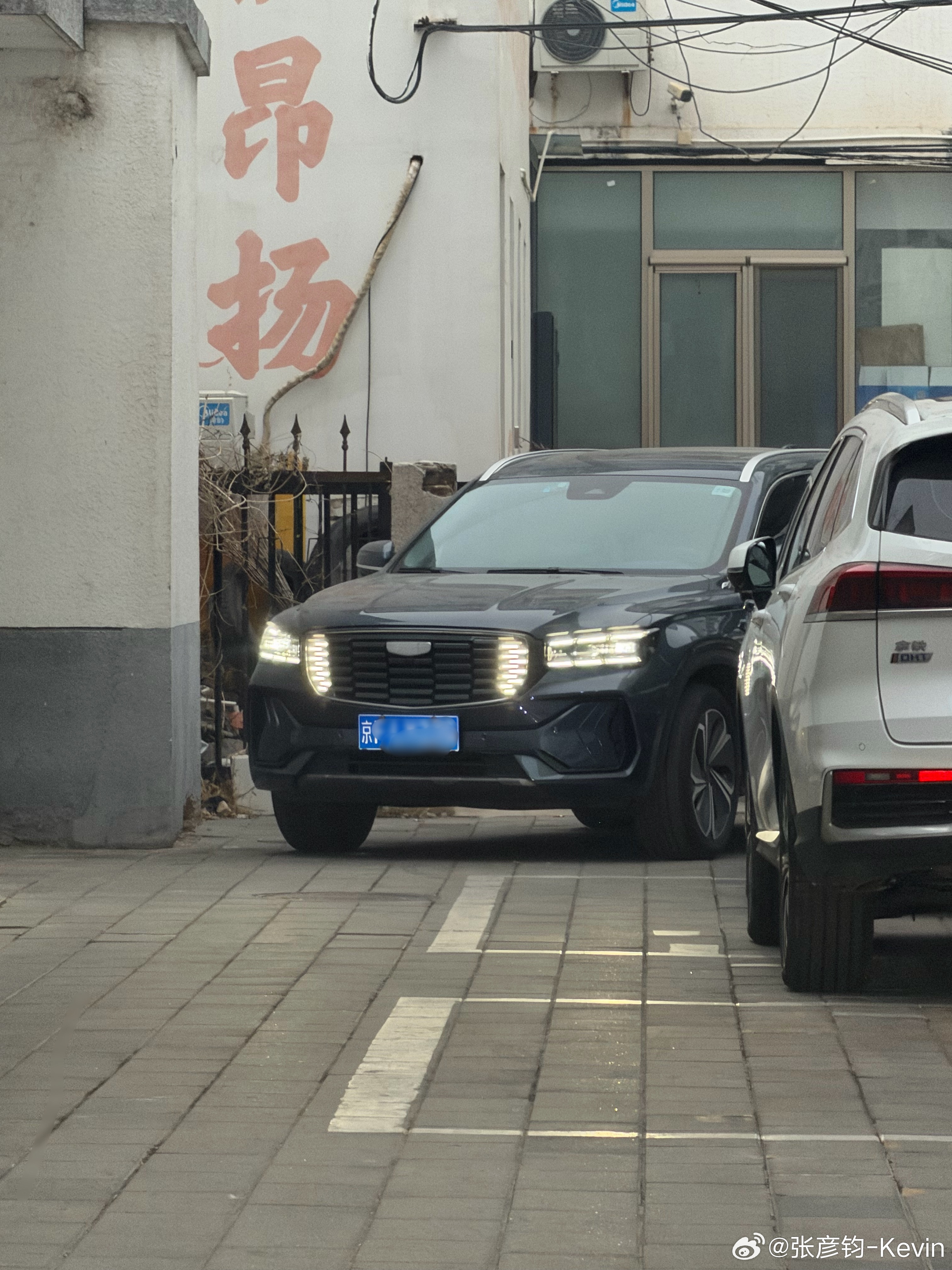 这吉利前面中网带俩灯，离远看半天，莫名有点拉力范儿，感觉还挺帅。现在吉利的赛车资