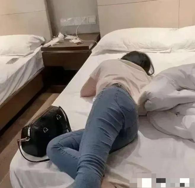 福建一名年轻女租客找房东帮忙充过一次话费，没想到被对方误当成暧昧暗示。凌晨三点房