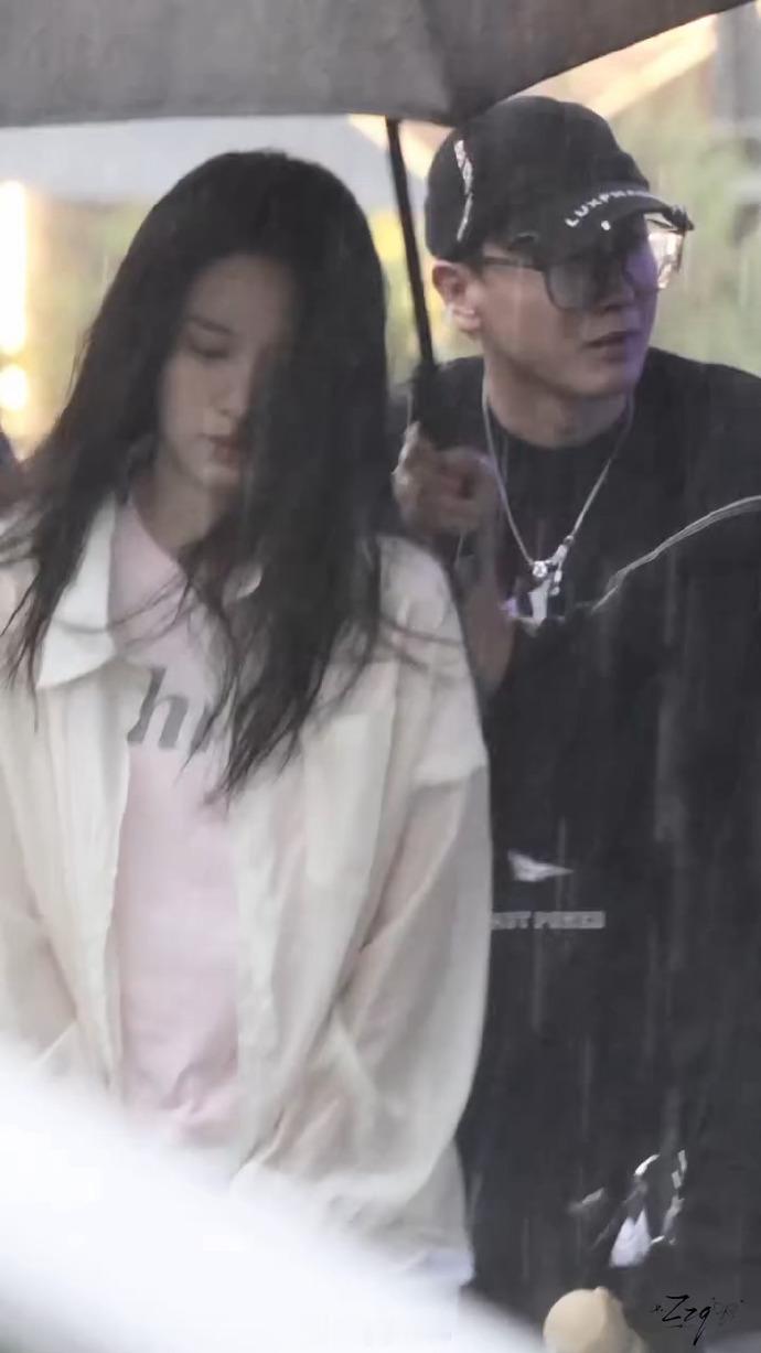 娱乐镜头模糊也挡不住周也的美氛围感美貌根本不受画质限制，就算镜头糊成一片，镜头模