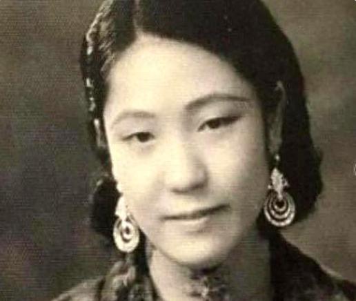 1918年，她因生不出儿子被婆家一纸休书退回娘家，亲爹嫌丢人，大门紧闭不让进。走