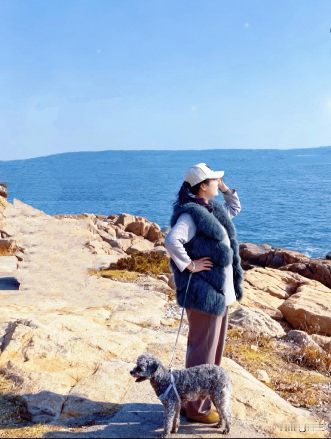 冬日暖阳下，走去威海的那香海。威海旅行足迹 威海海边漫步 
这么好的天气带着小狗