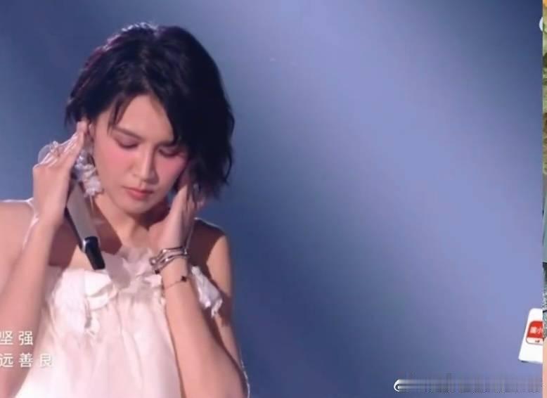 张月 挂电看看沛慈的反应，她当下可能发现了....就想说她为什么突然拉耳麦…… 