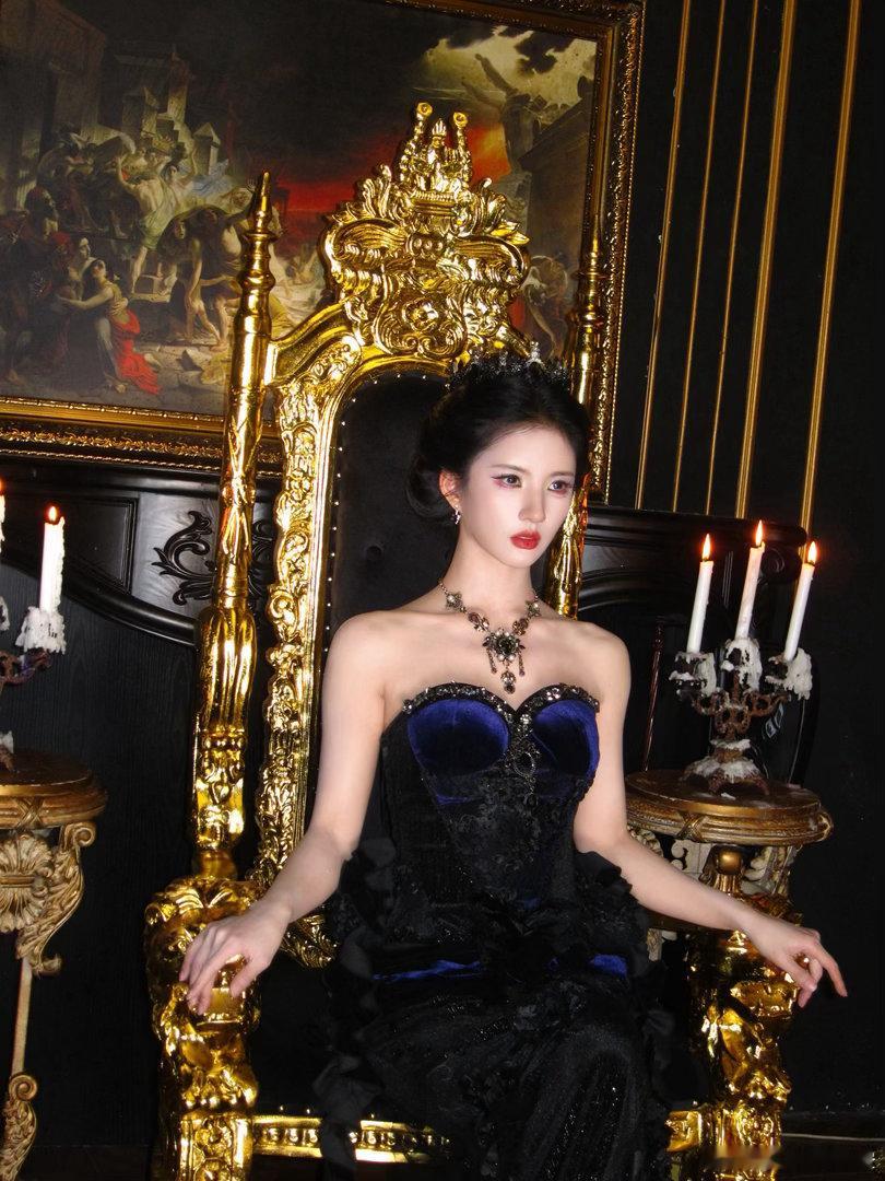 刘些宁昨天公主今天女王昨天归良辰的长公主温柔动人，今天刘些宁切换毒皇后形态，头戴