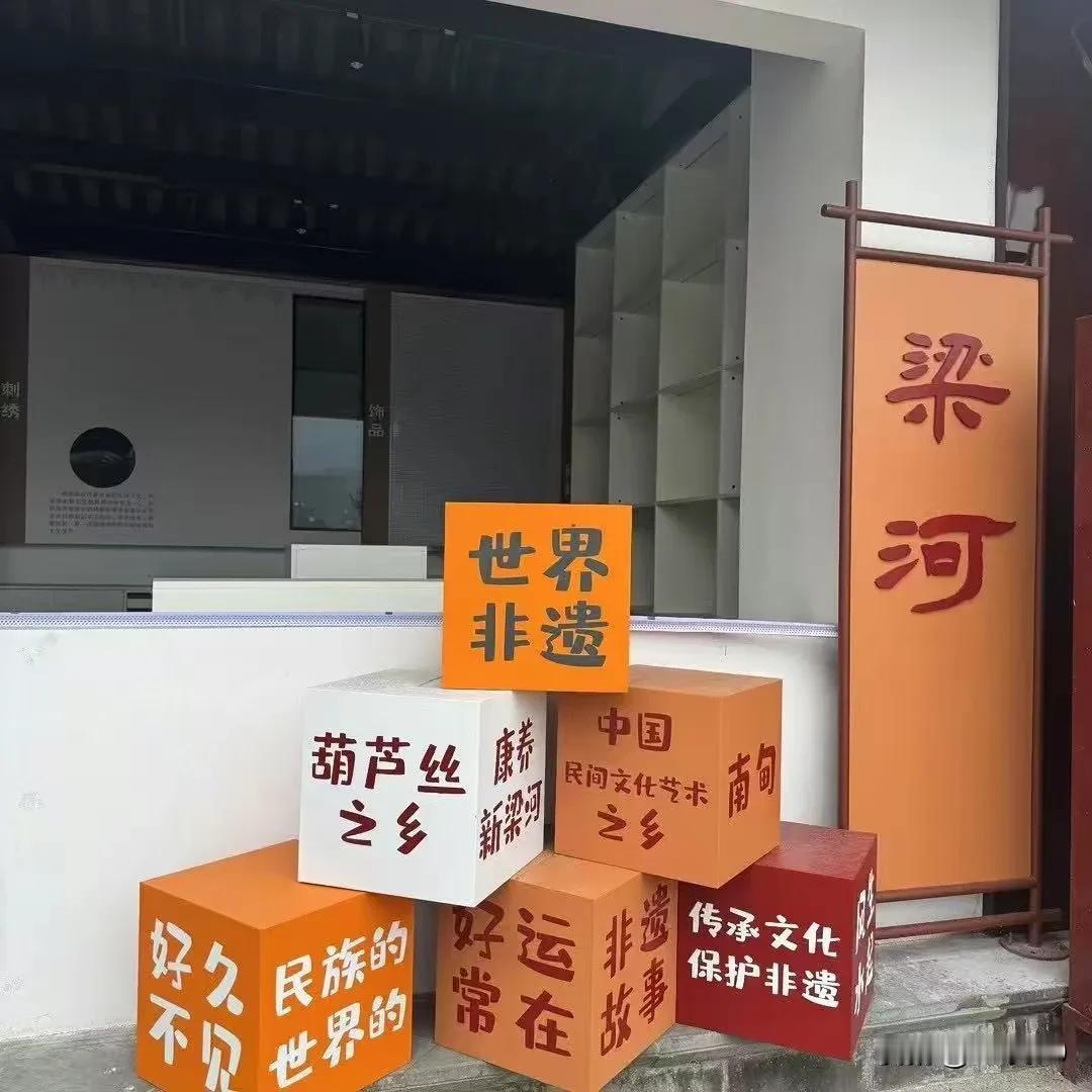 梁河县拥有多个值得一游的旅游景点，以下是主要景点的详细介绍：
南甸宣抚司署：位于