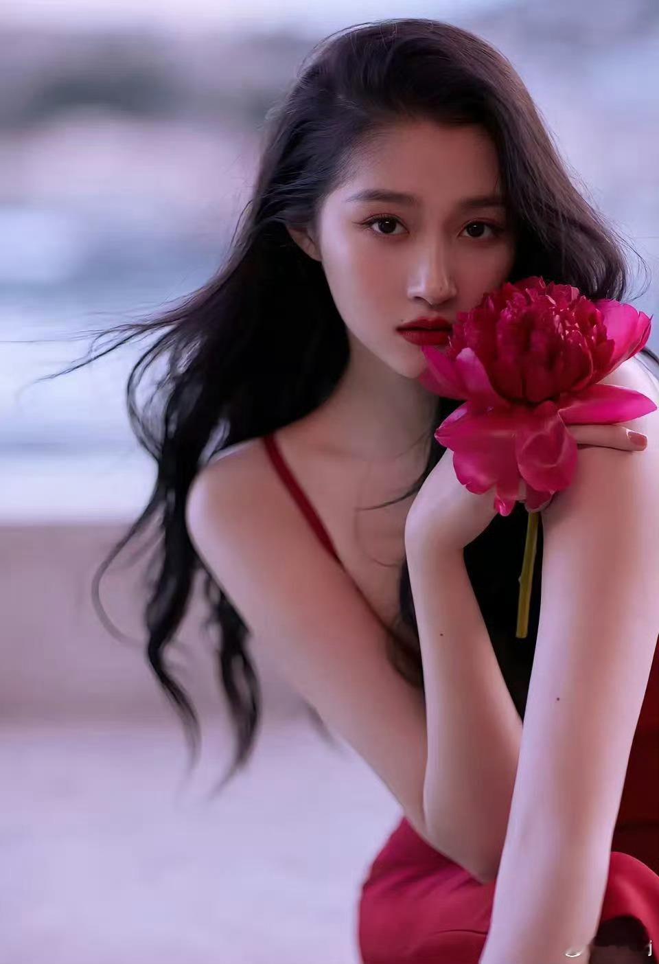 关晓彤颜值明艳动人的具象化 关晓彤的素净美太戳心！年代剧朴素装扮干净得能掐出水，