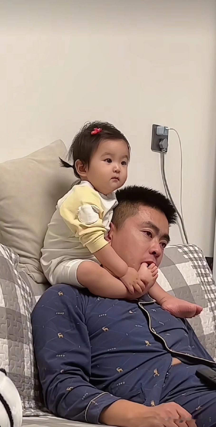 老婆洗完澡出来，看到坐在自家客厅沙发上的老公，一下就忍俊不禁笑出眼泪了。

老婆