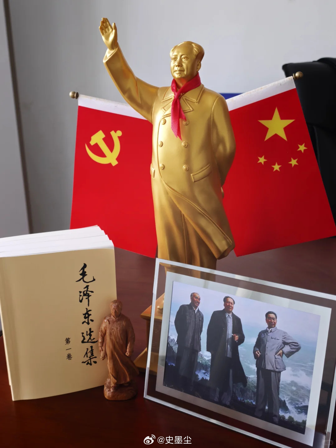 春节读毛选，享智慧人生！现在的日子一年比一年好，一代伟人永远在人民心中！相信伟人